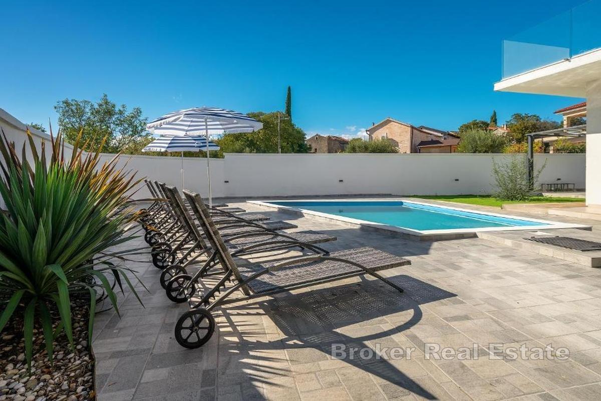 Fristående modernt hus med pool nära staden Krk