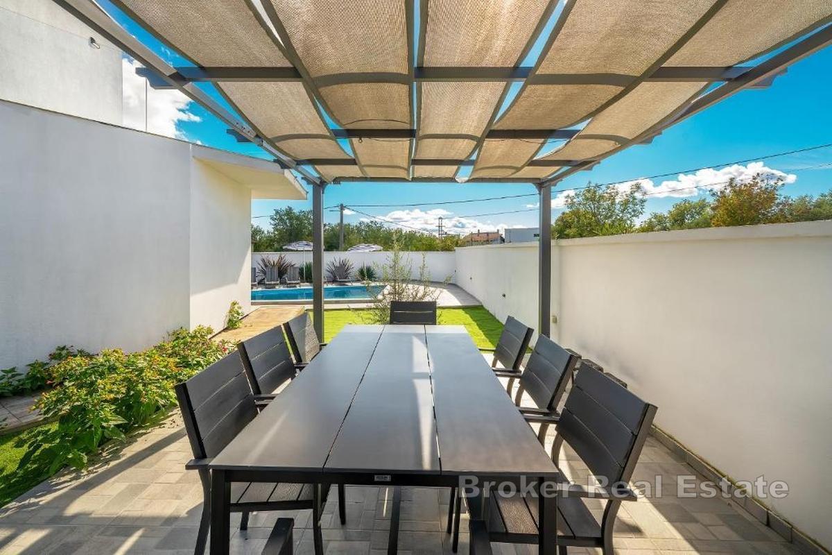 Fristående modernt hus med pool nära staden Krk