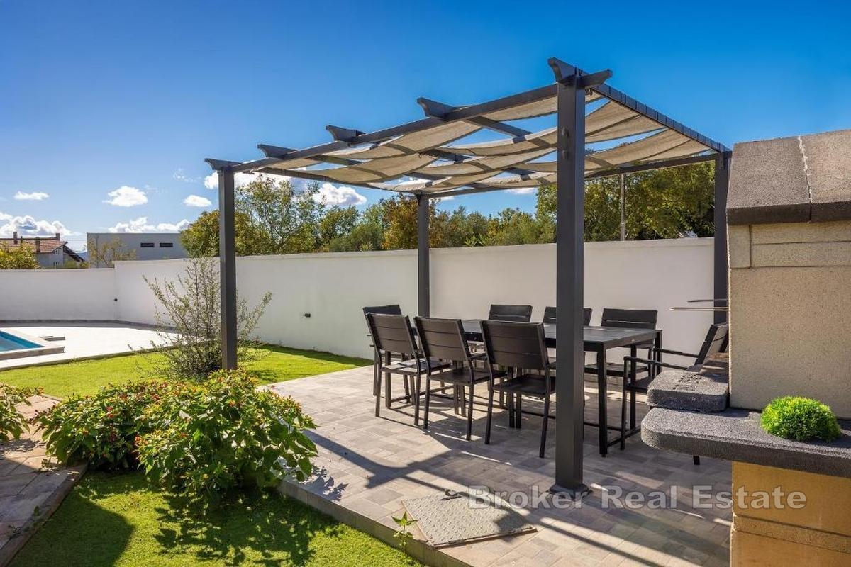 Fristående modernt hus med pool nära staden Krk