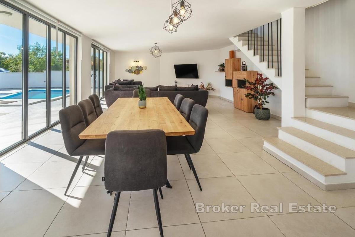 Modernes Einfamilienhaus mit Pool in der Nähe von Krk