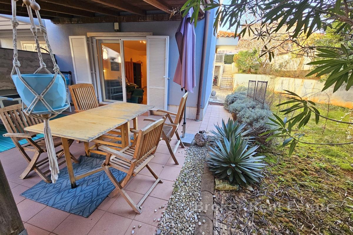 Dvosoban apartman s velikom okućnicom