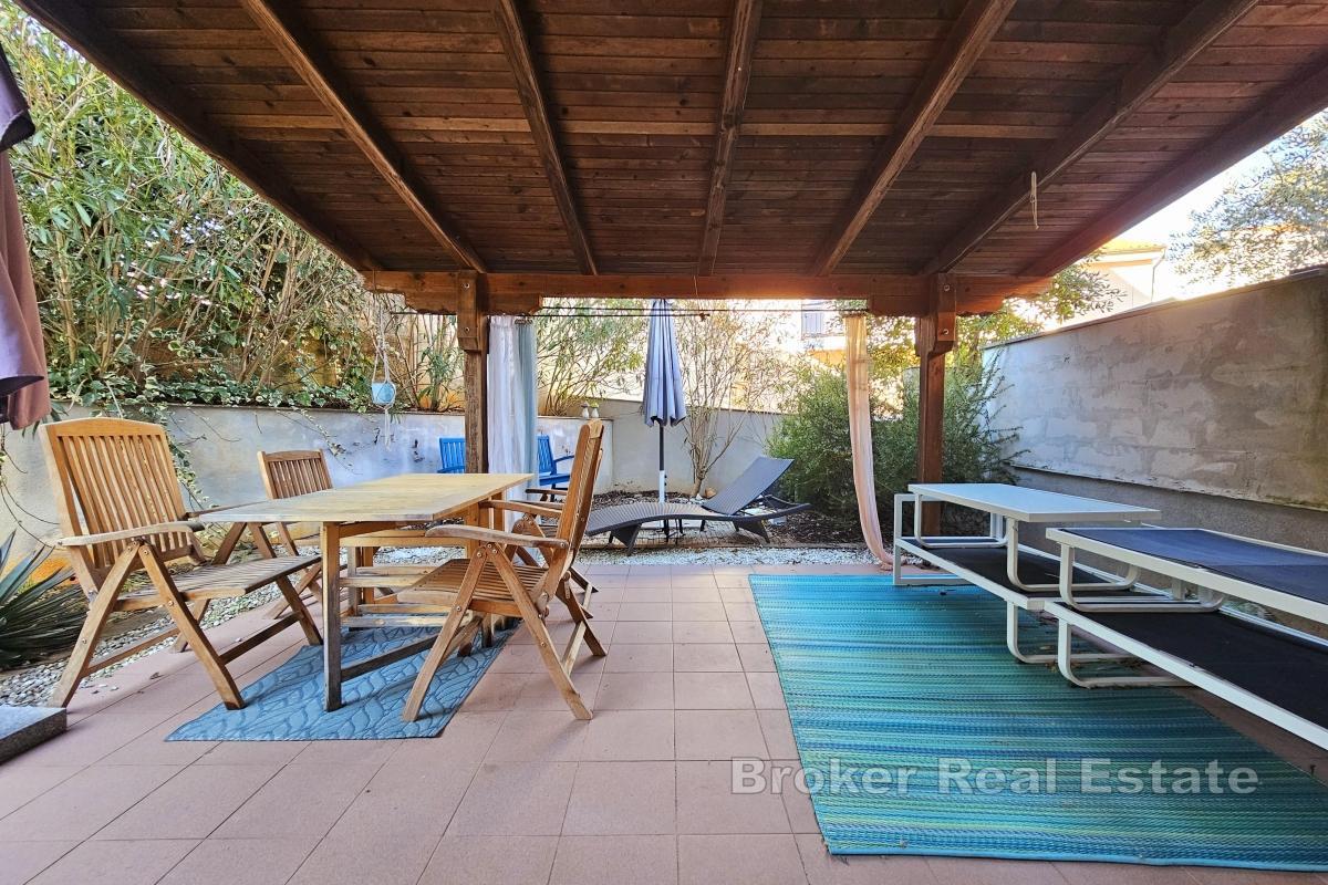 Dvosoban apartman s velikom okućnicom