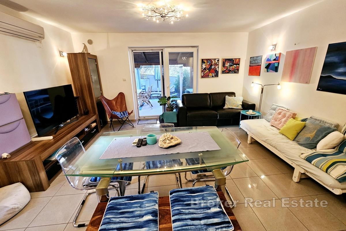 Tvårumslägenhet med stor trädgård