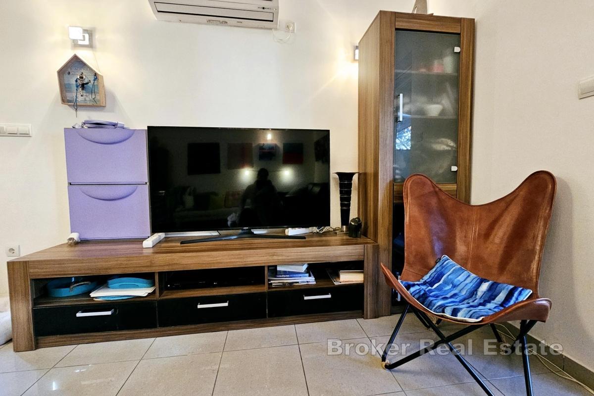 Dvosoban apartman s velikom okućnicom