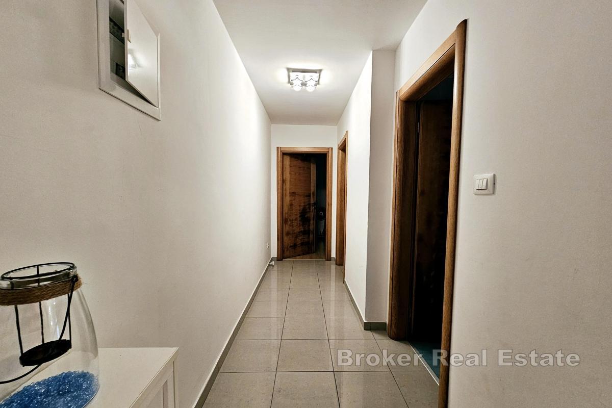 Dvosoban apartman s velikom okućnicom