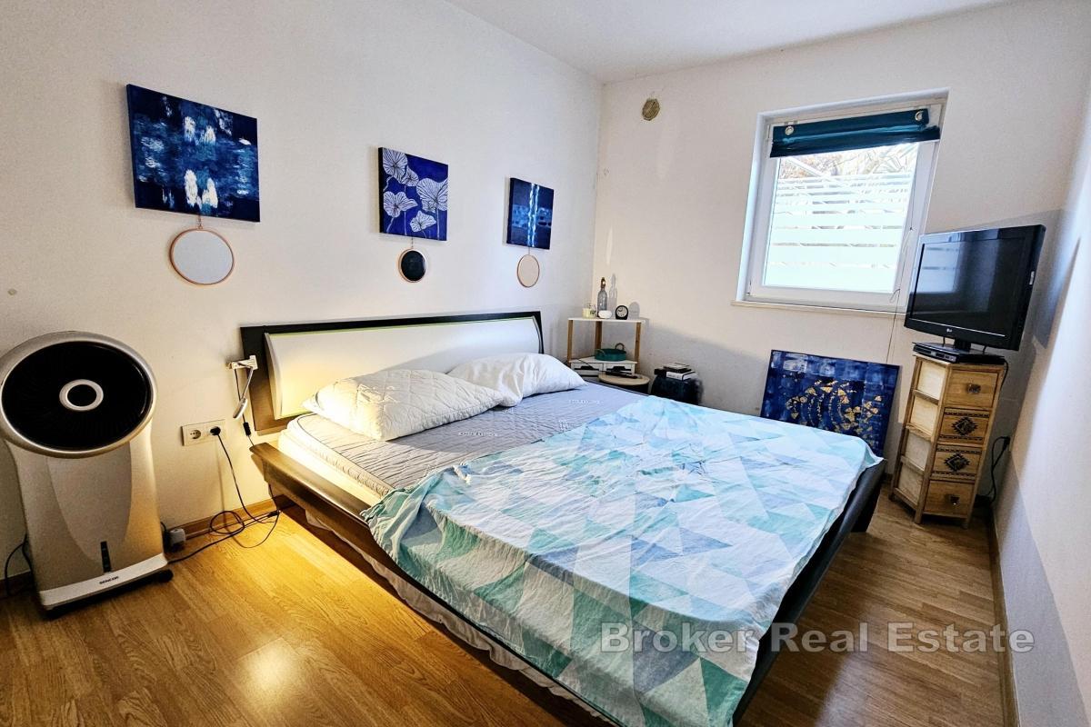 Tvårumslägenhet med stor trädgård