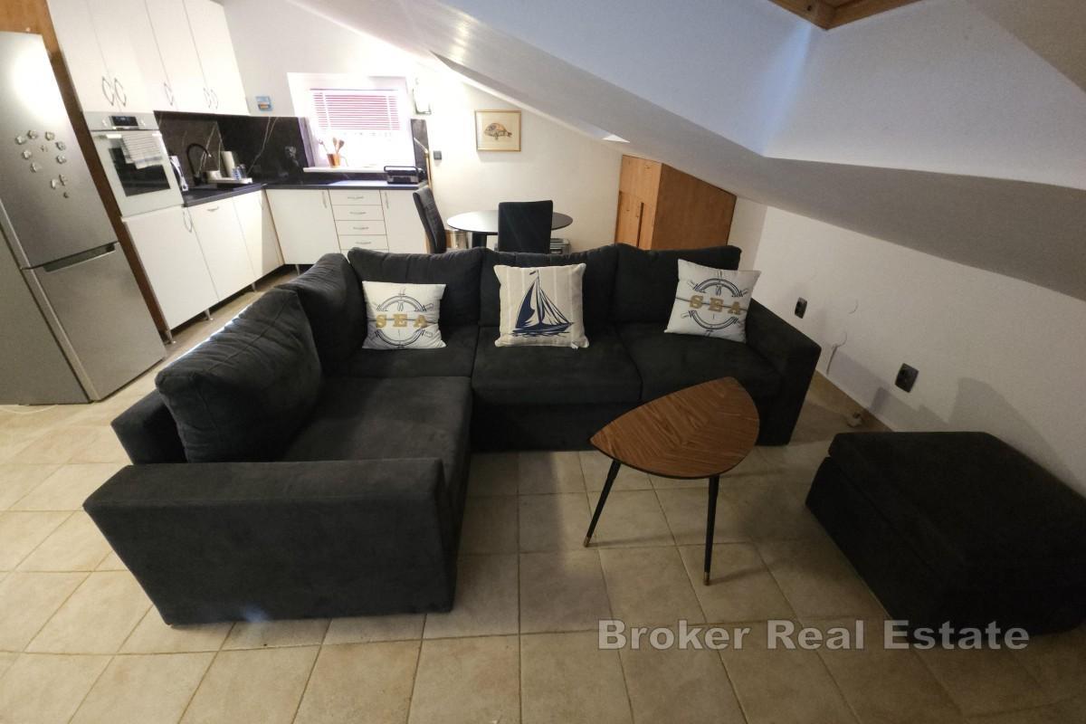 Apartman s velikom terasom i pogledom na more