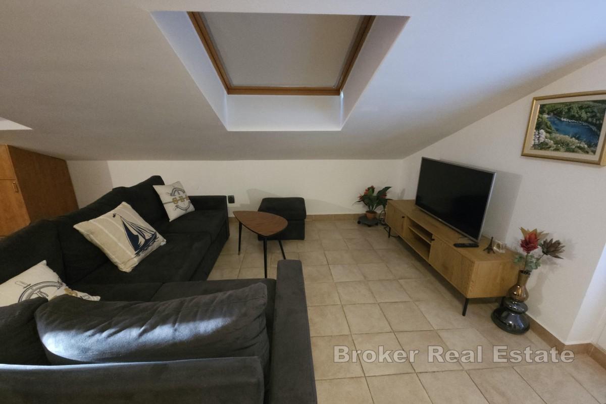 Apartman s velikom terasom i pogledom na more