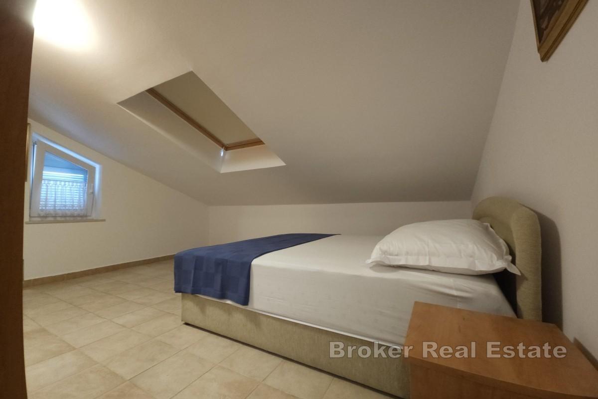 Apartman s velikom terasom i pogledom na more