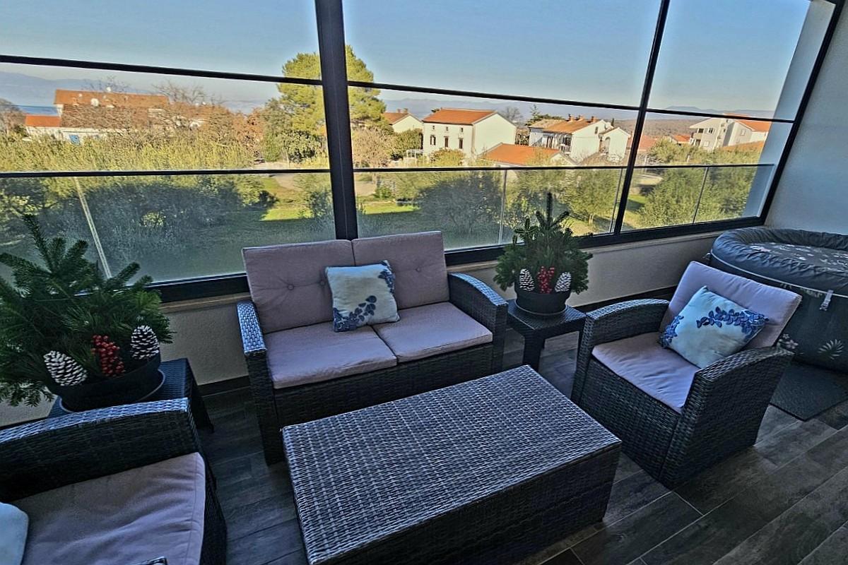 Appartamento moderno con ampia terrazza coperta