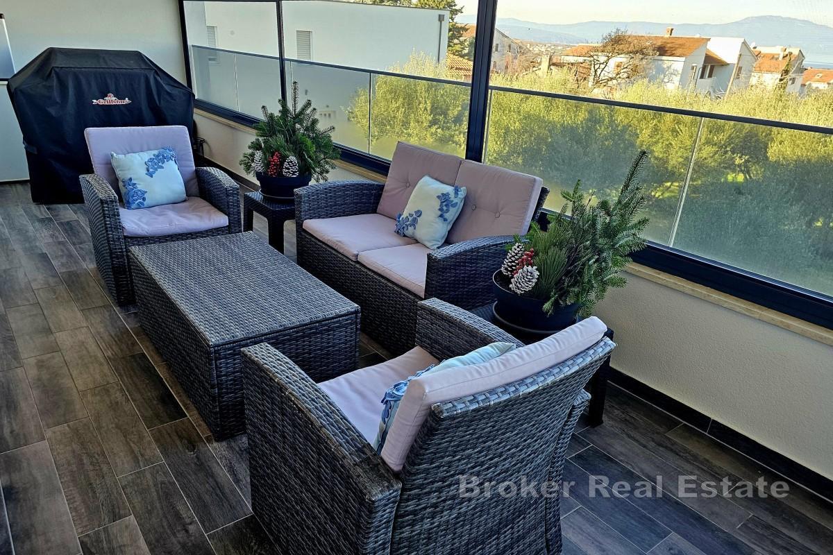 Appartamento moderno con ampia terrazza coperta