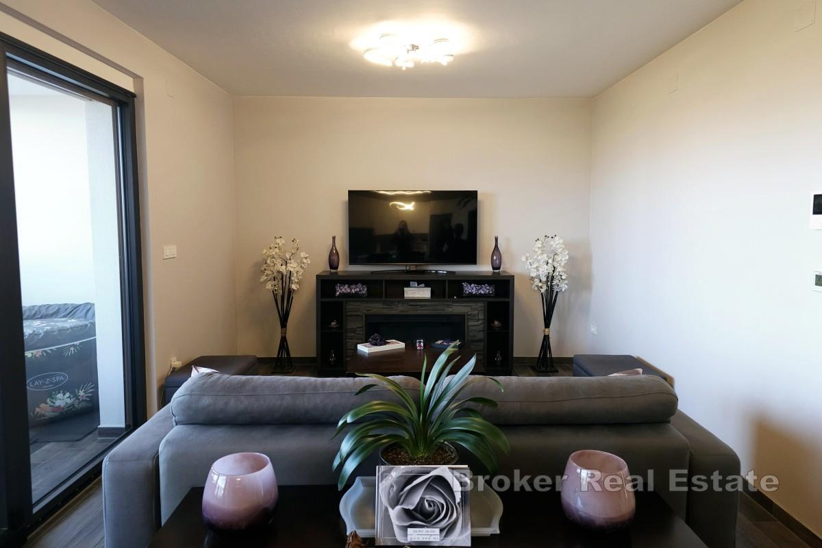 Appartamento moderno con ampia terrazza coperta