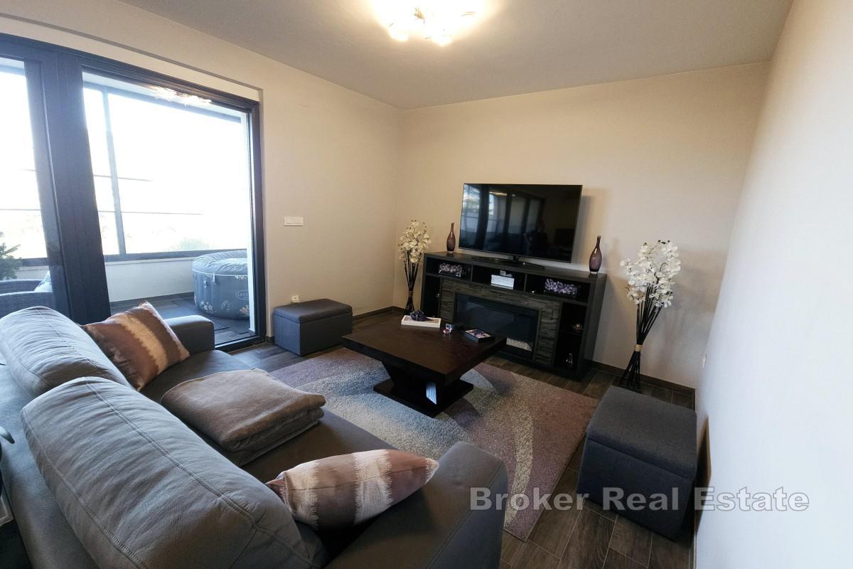 Appartamento moderno con ampia terrazza coperta