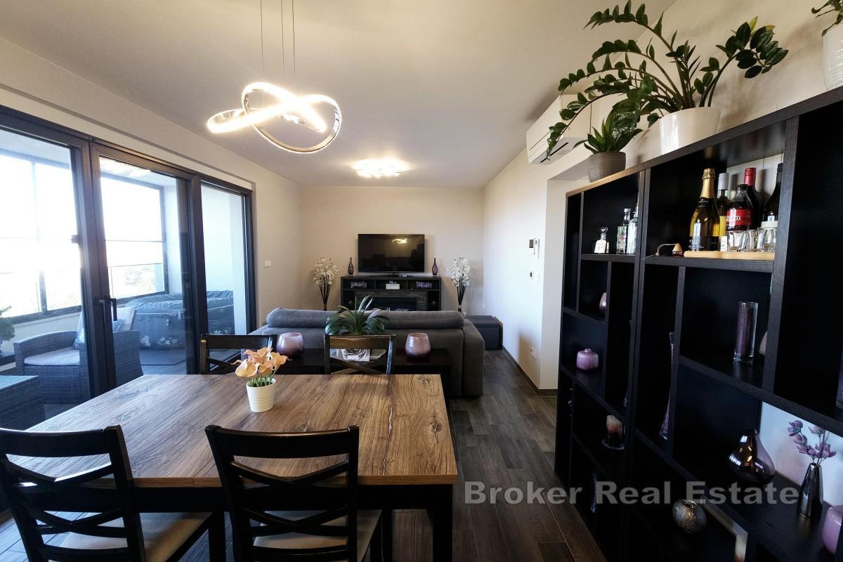 Appartamento moderno con ampia terrazza coperta