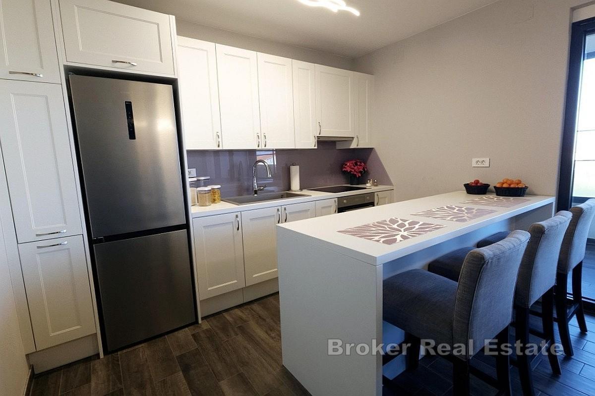 Appartamento moderno con ampia terrazza coperta