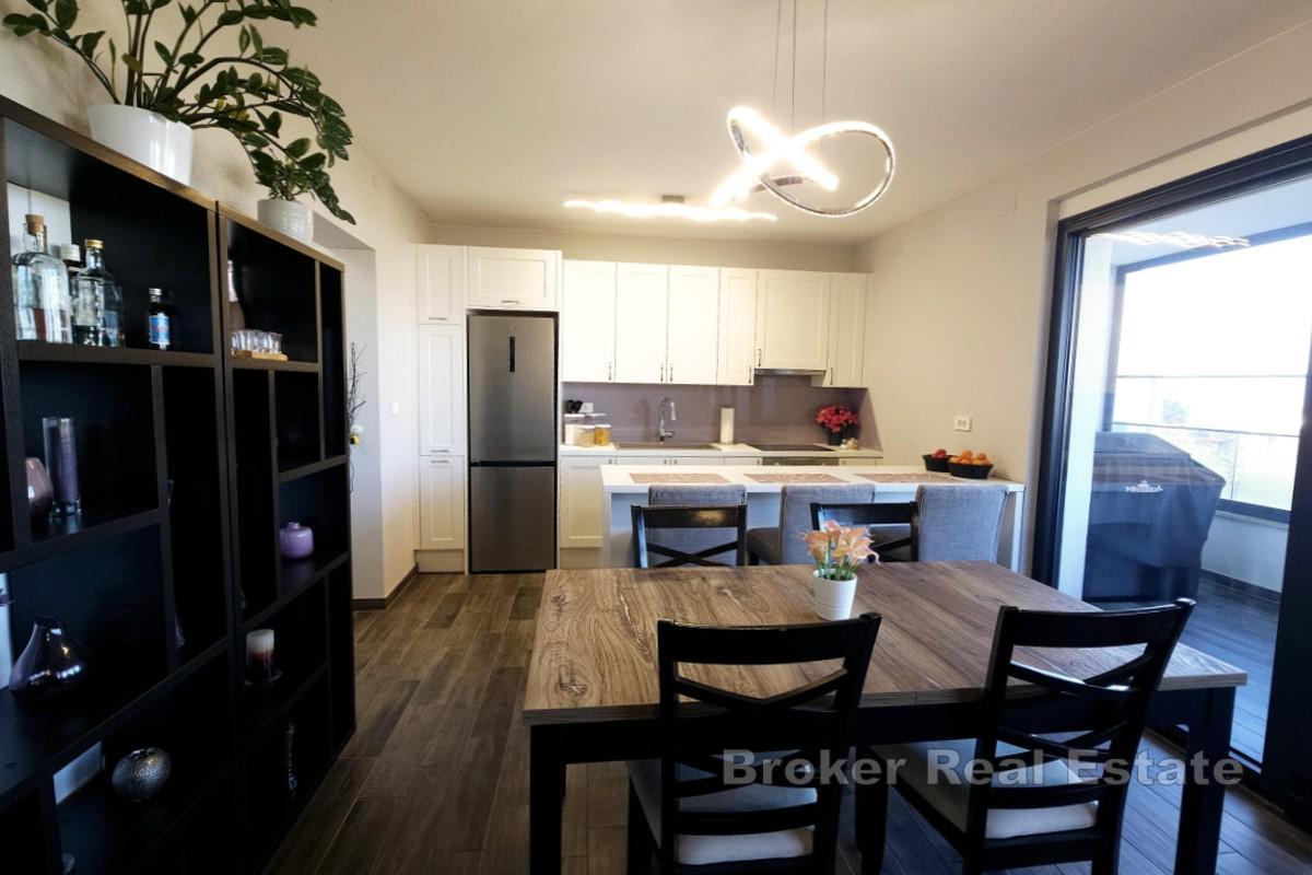 Appartamento moderno con ampia terrazza coperta