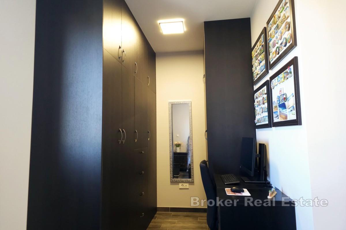 Appartamento moderno con ampia terrazza coperta