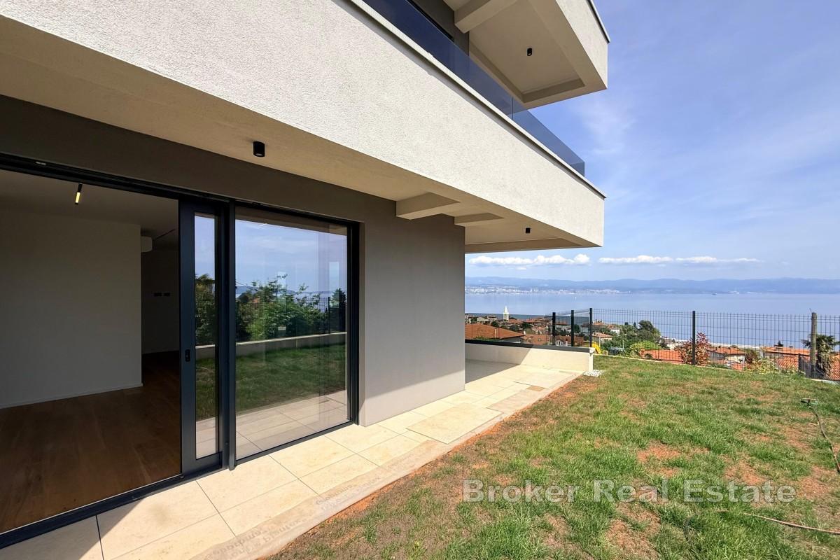 Appartamento moderno con giardino e vista mare