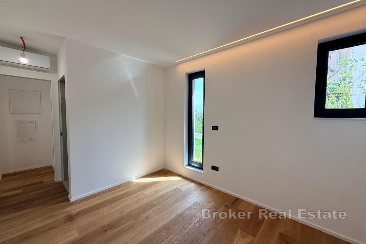 Appartamento moderno con giardino e vista mare