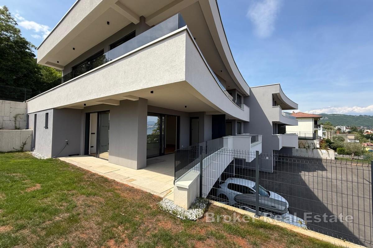 Appartamento moderno con giardino e vista mare