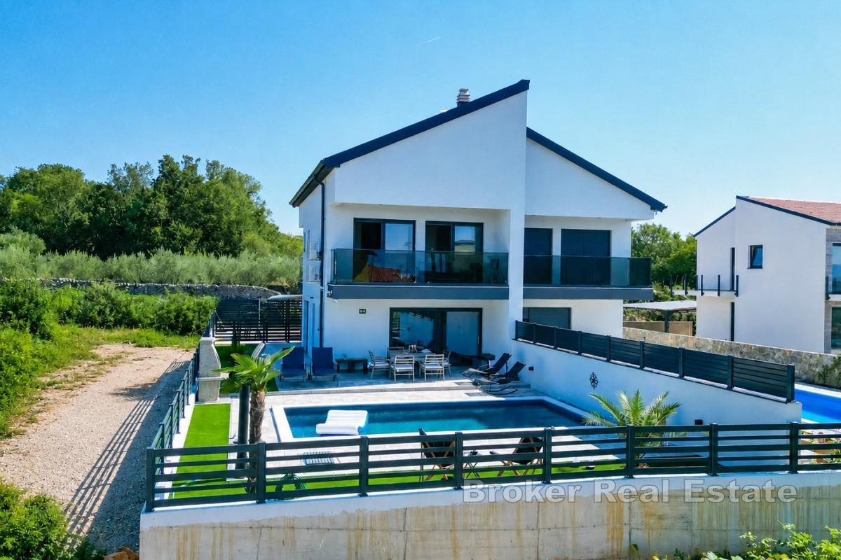 Casa bifamiliare moderna con piscina