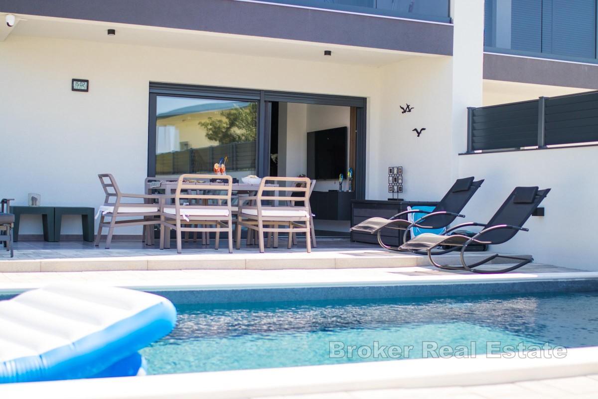 Casa bifamiliare moderna con piscina