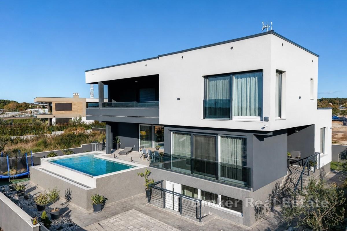 Villa mit Wellnessbereich und Meerblick