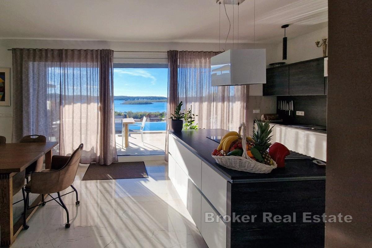 Villa mit Wellnessbereich und Meerblick