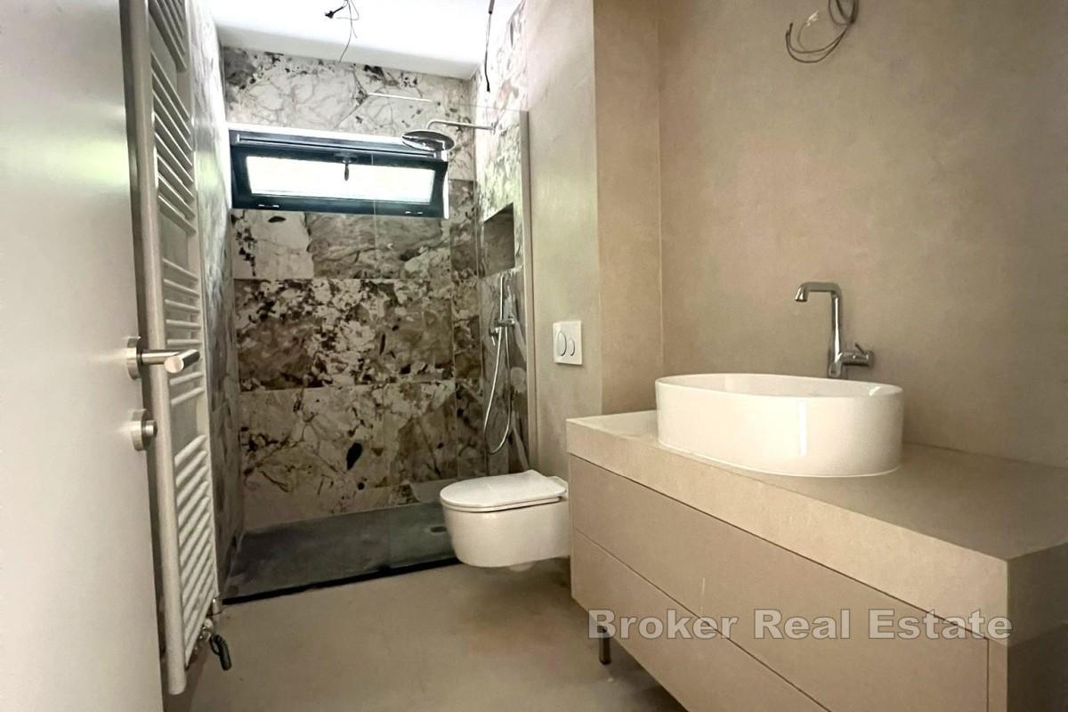 Moderne Wohnung mit Pool und Meerblick
