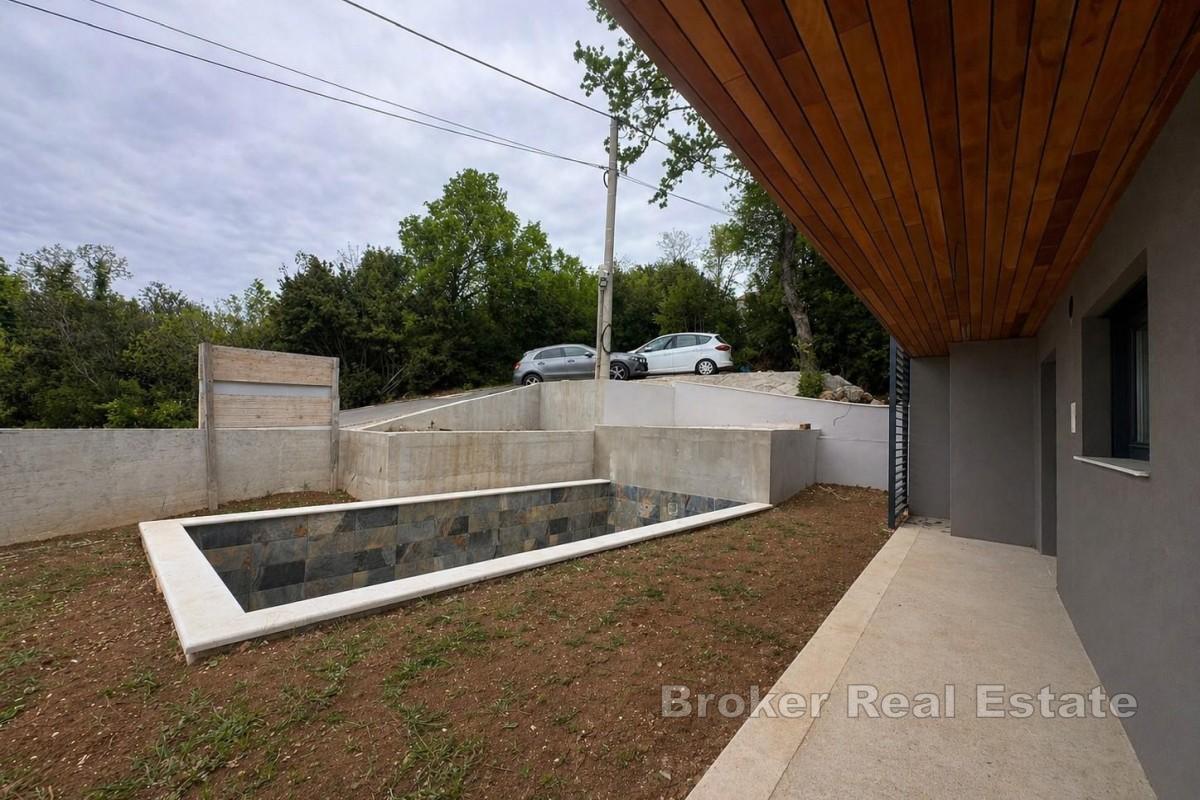 Moderne Wohnung mit Pool und Meerblick