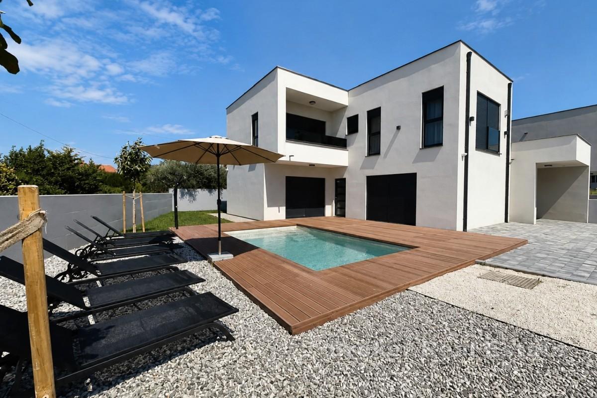 Casa bifamiliare moderna con piscina e terrazza sul tetto a Pomer