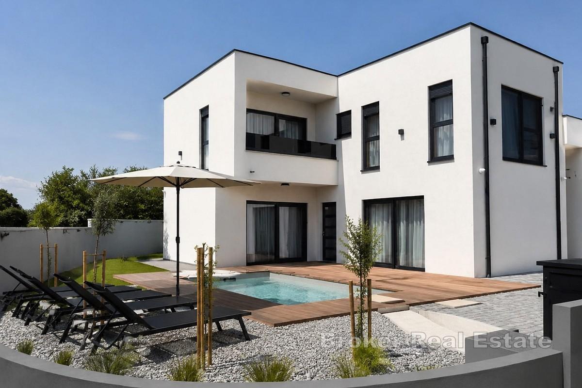 Casa bifamiliare moderna con piscina e terrazza sul tetto a Pomer
