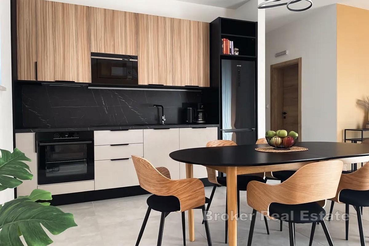 Casa bifamiliare moderna con piscina e terrazza sul tetto a Pomer