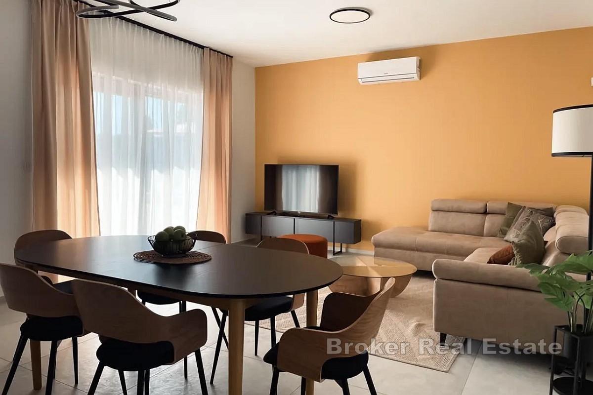 Casa bifamiliare moderna con piscina e terrazza sul tetto a Pomer