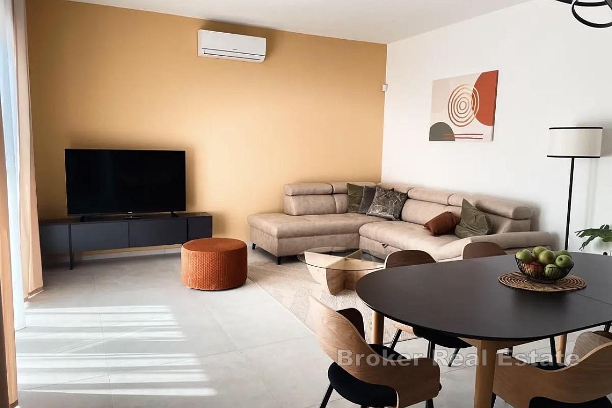 Casa bifamiliare moderna con piscina e terrazza sul tetto a Pomer