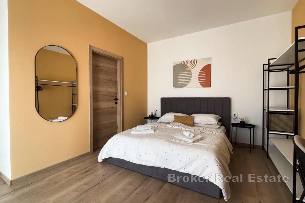 Casa bifamiliare moderna con piscina e terrazza sul tetto a Pomer