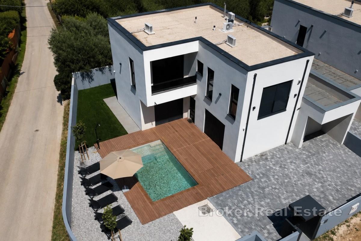 Casa bifamiliare moderna con piscina e terrazza sul tetto a Pomer