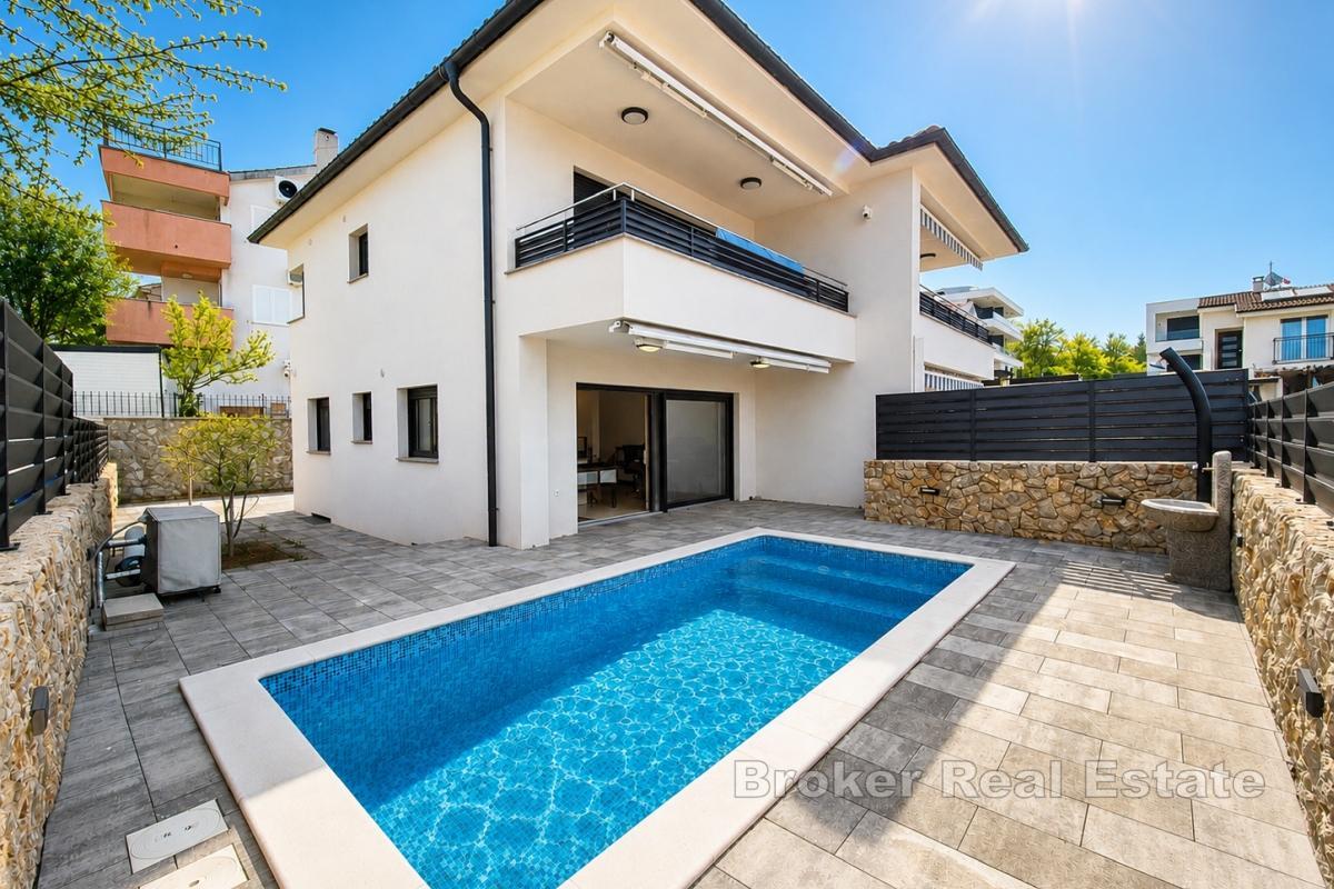 Maison jumelée meublée avec piscine chauffée
