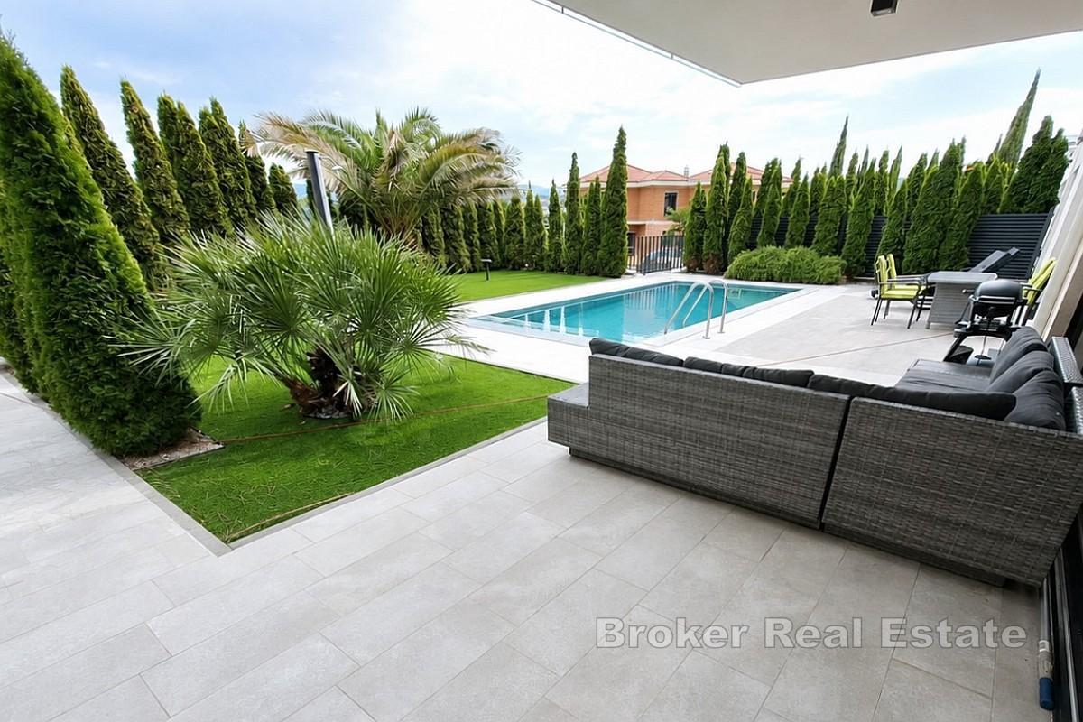 Apartment mit Pool und großem Garten