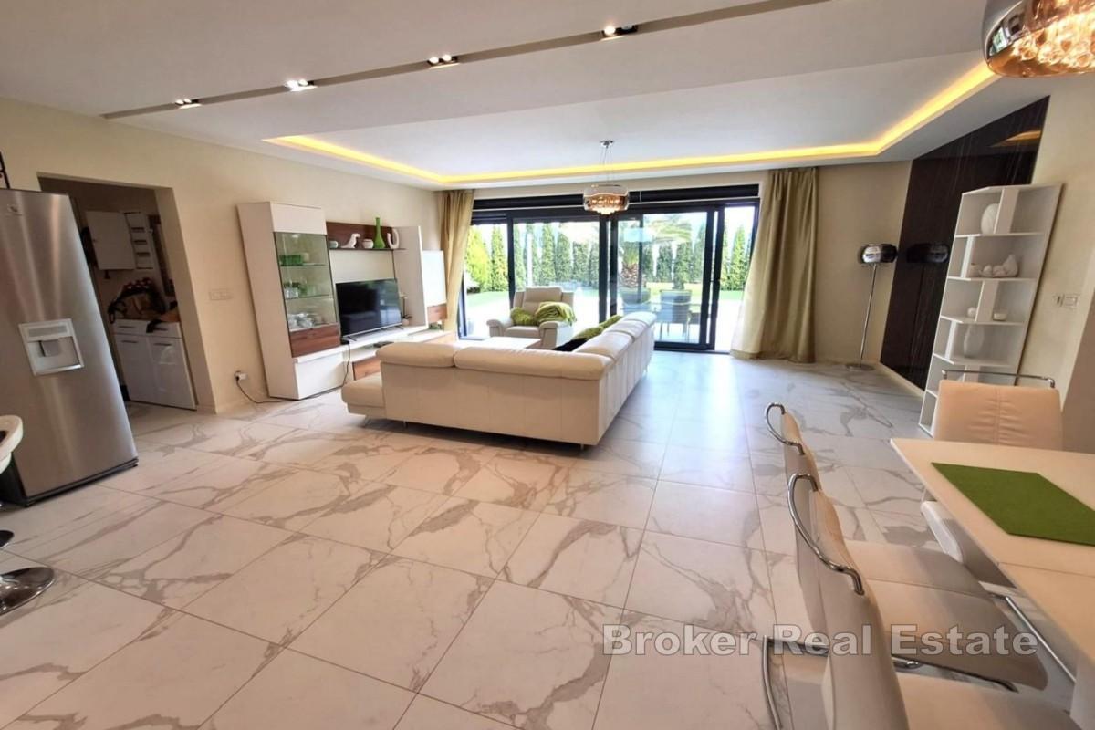 Apartment mit Pool und großem Garten