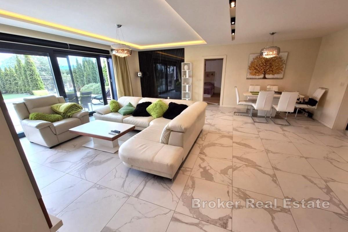 Apartment mit Pool und großem Garten