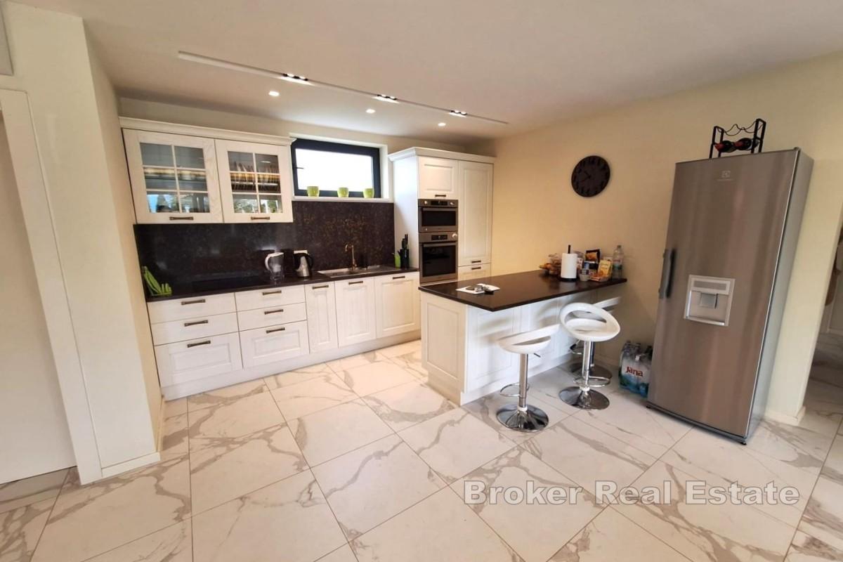 Apartment mit Pool und großem Garten