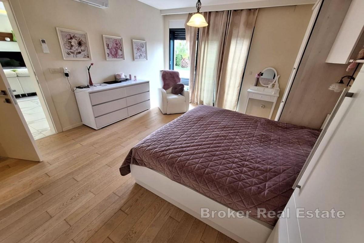 Apartment mit Pool und großem Garten