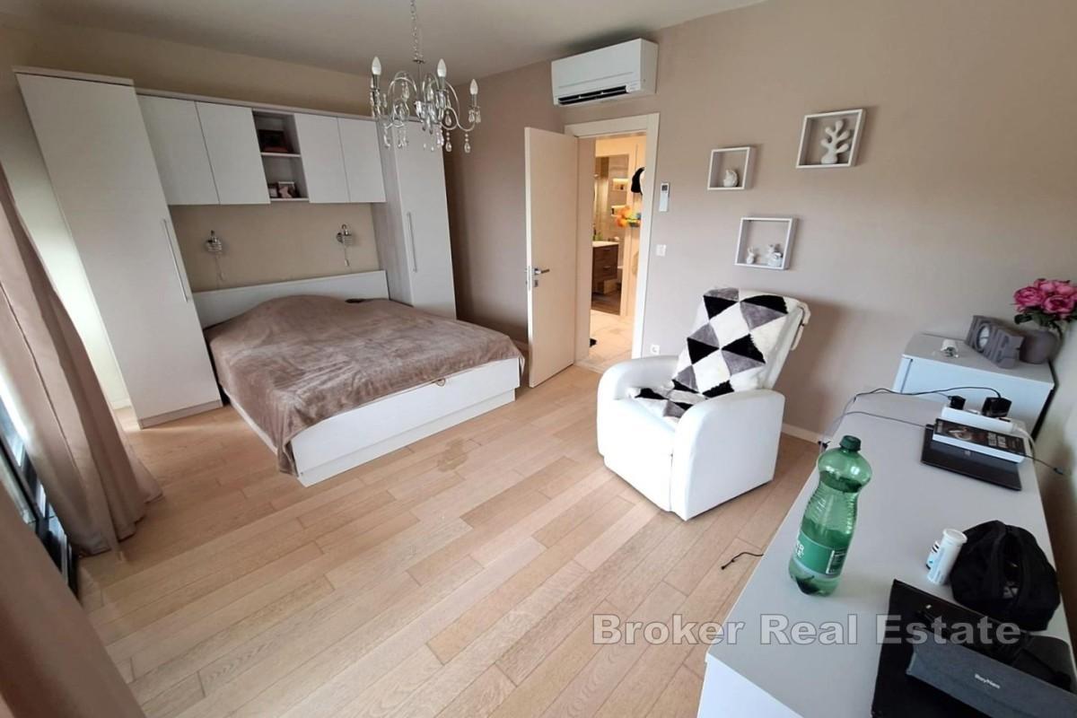 Apartment mit Pool und großem Garten