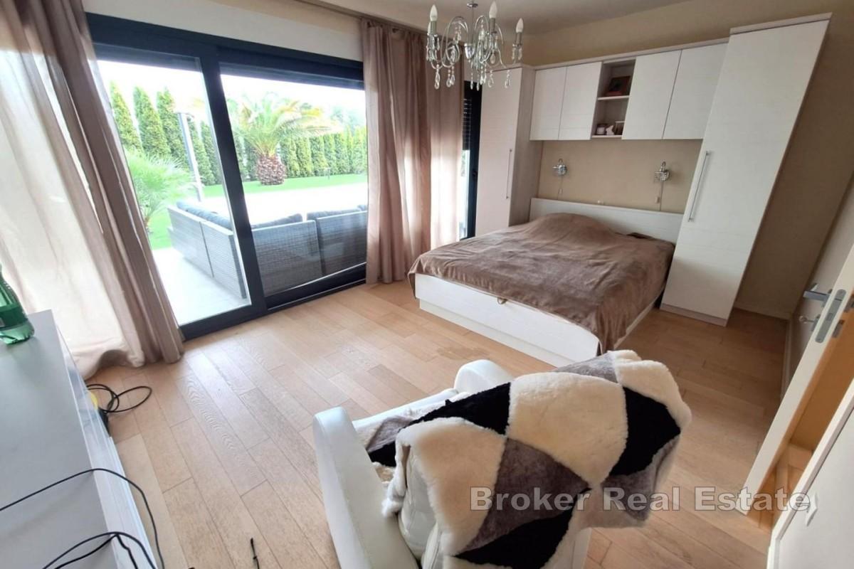 Apartment mit Pool und großem Garten