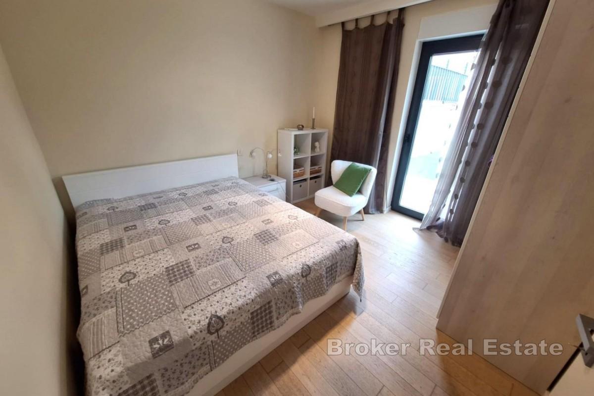Apartment mit Pool und großem Garten