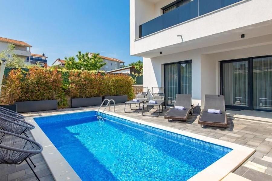 Casa bifamiliare con piscina vicino al mare
