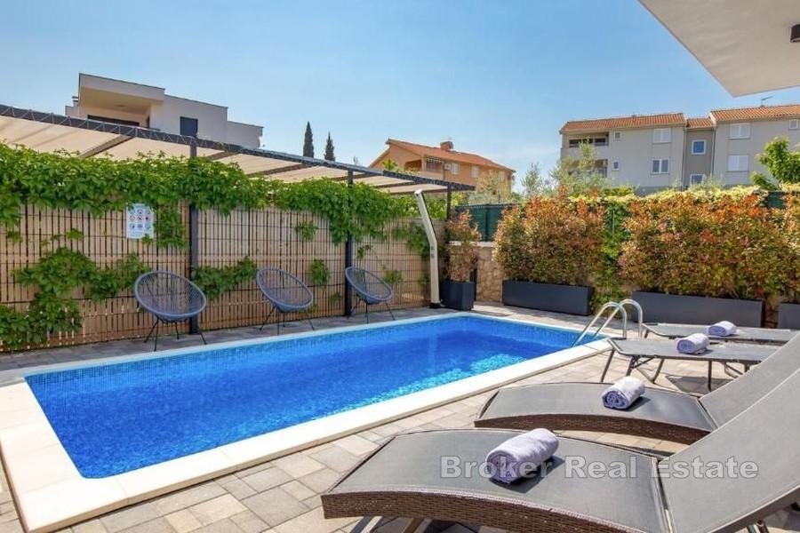 Casa bifamiliare con piscina vicino al mare