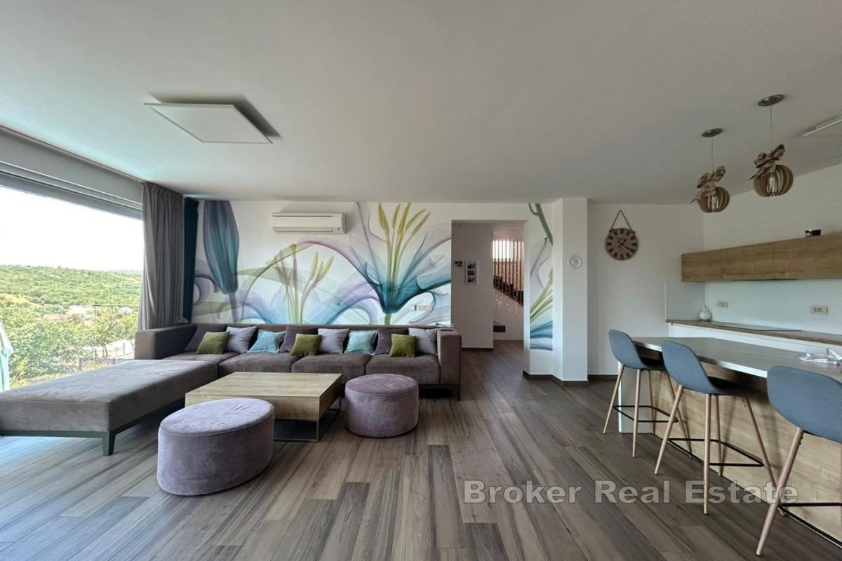 Modernes Einfamilienhaus mit Meer- und Naturblick