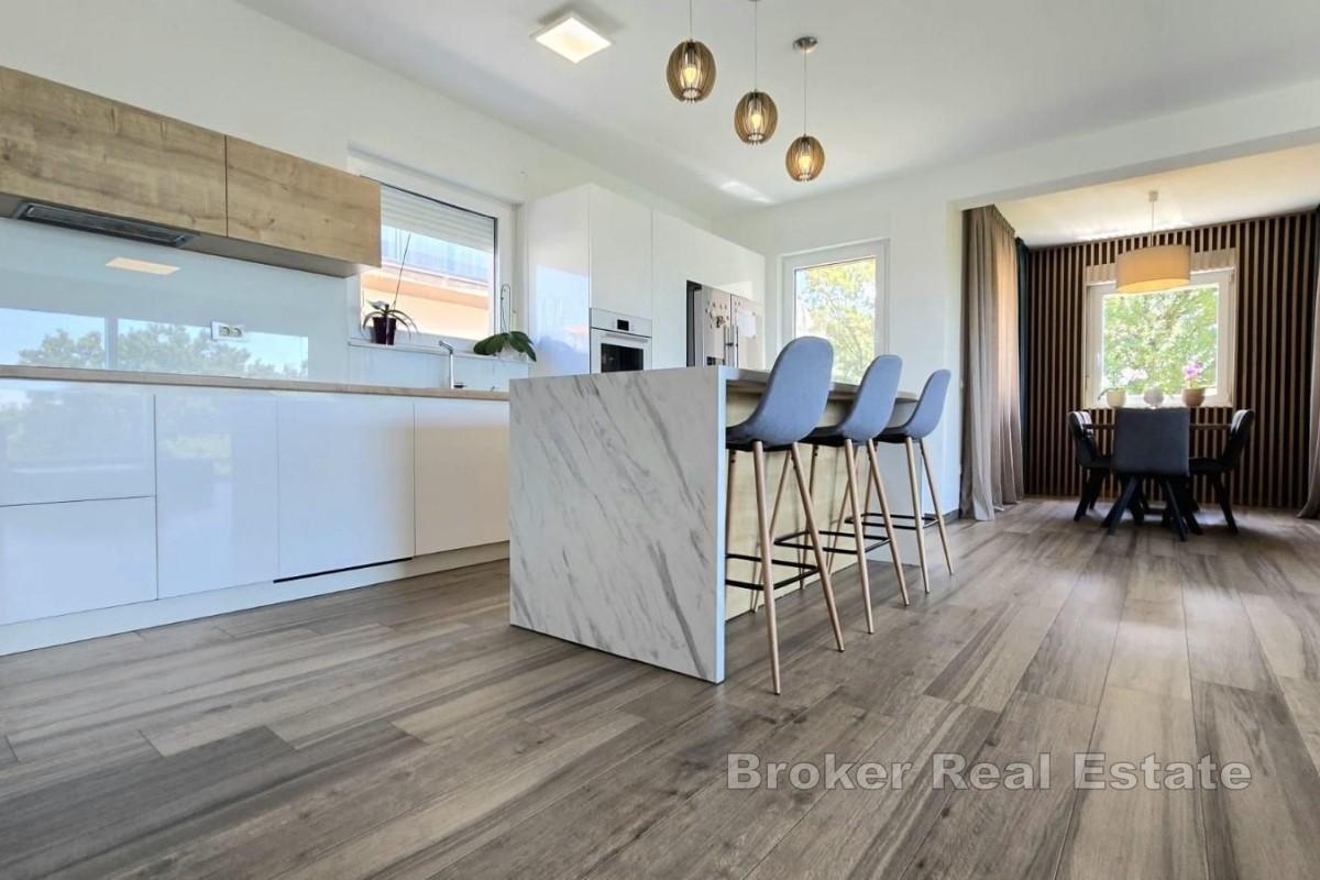 Modernes Einfamilienhaus mit Meer- und Naturblick